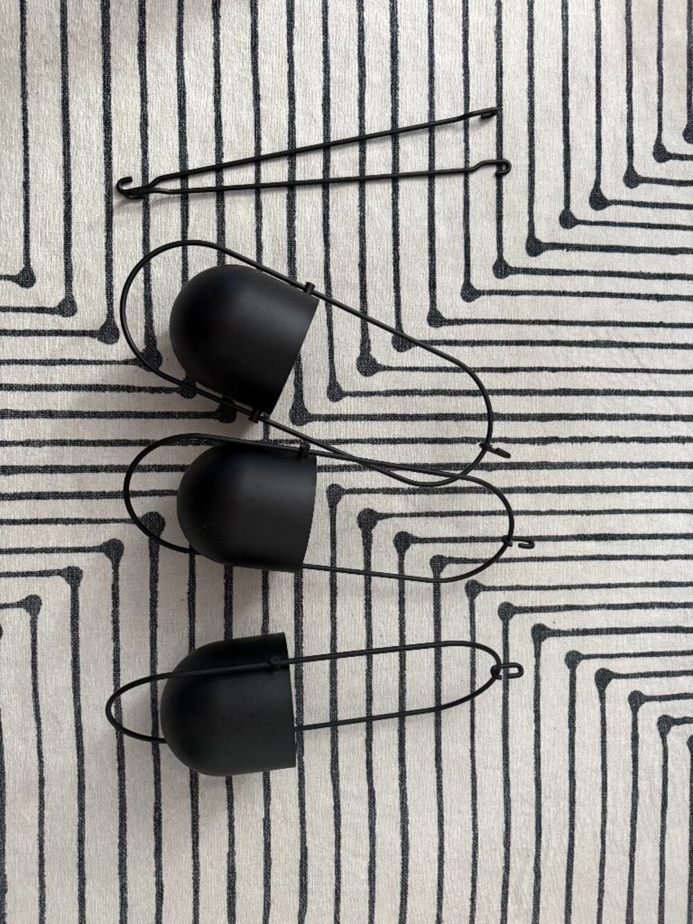 Ikea Set of 3 CHILISTRÅN Hanging planter, indoor/outdoor black, 4 ¾ " - Picture 3 of 7